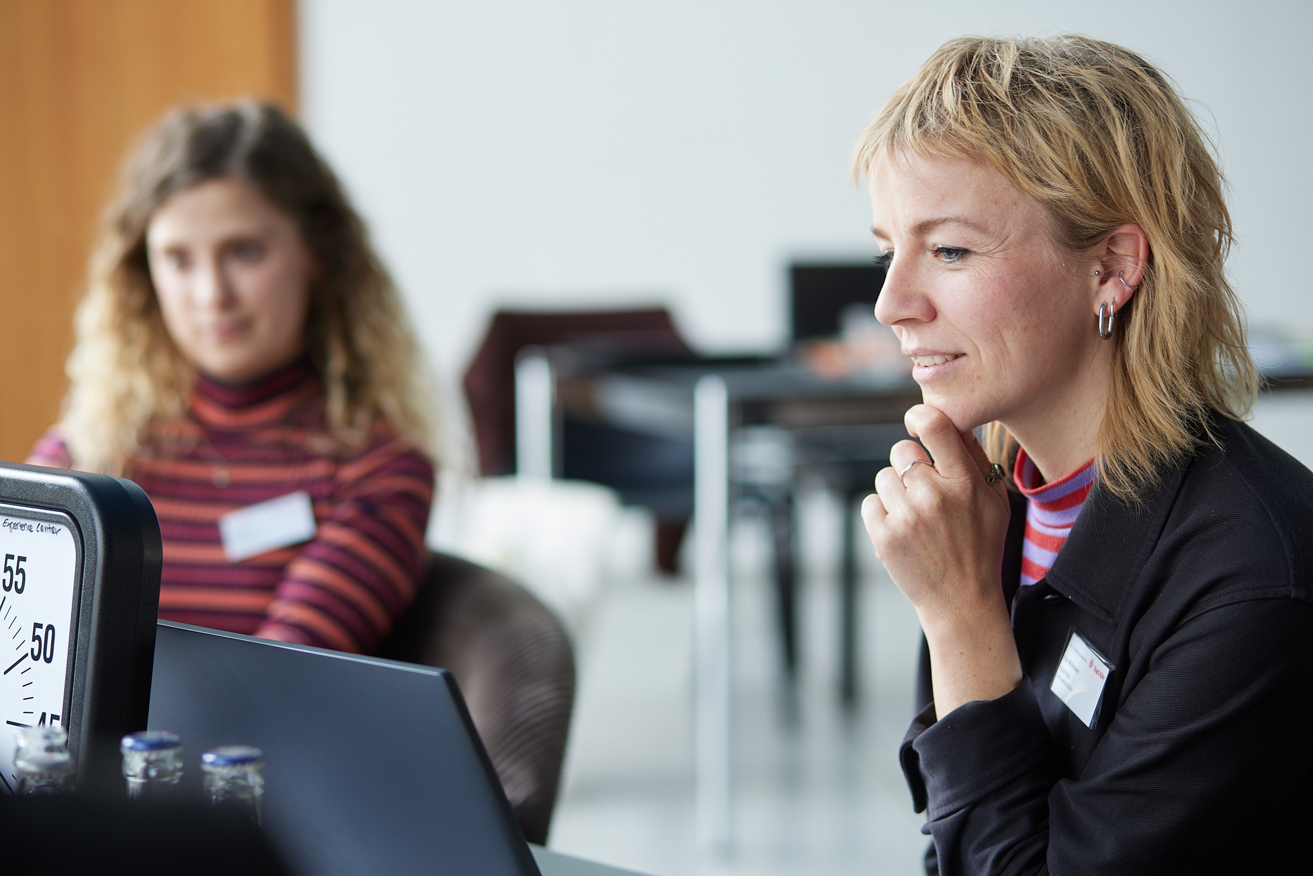 Eine Frau vor einem Laptop