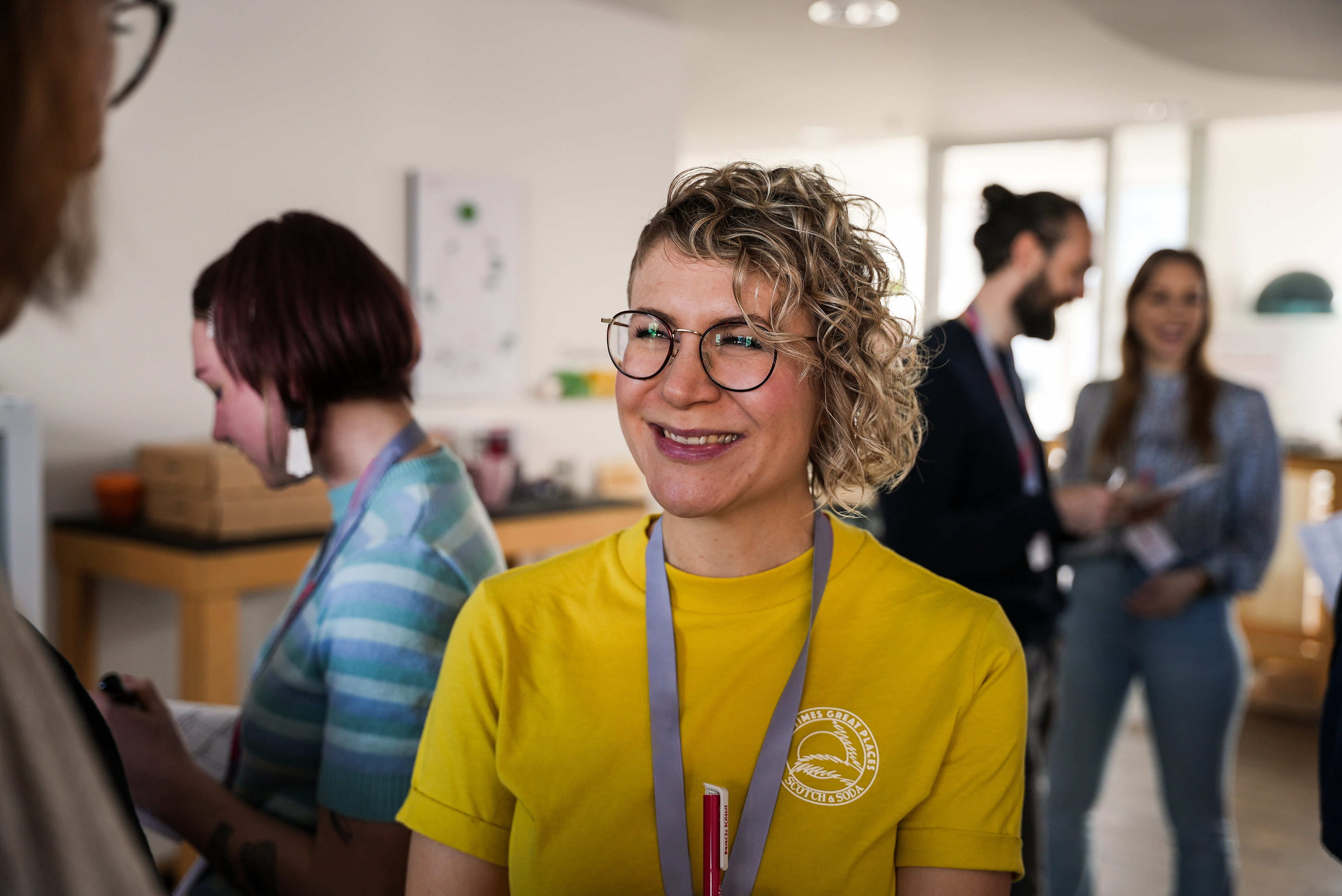 Eine Frau, die lächelt