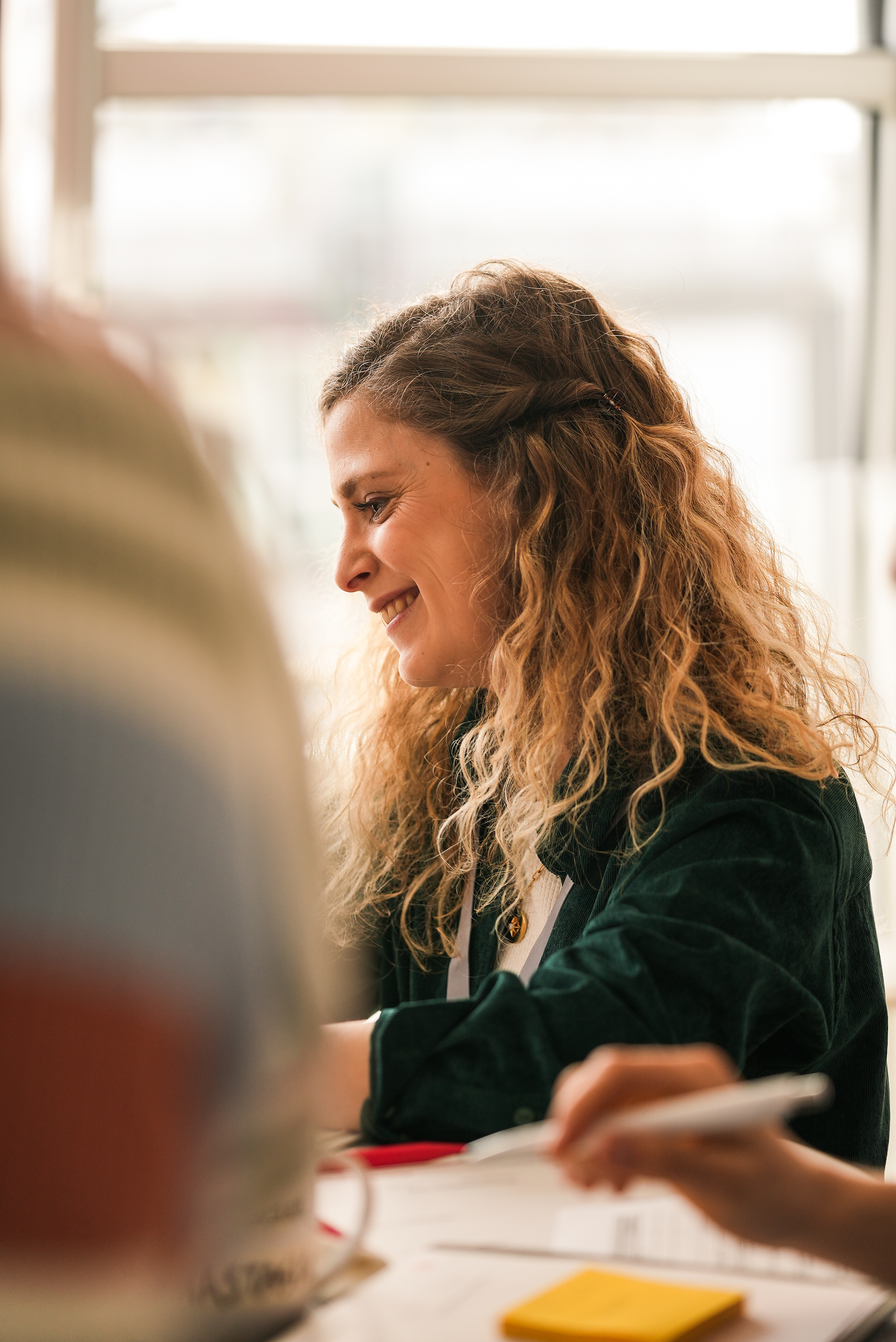 Eine Frau, die lächelnd zur Seite guckt