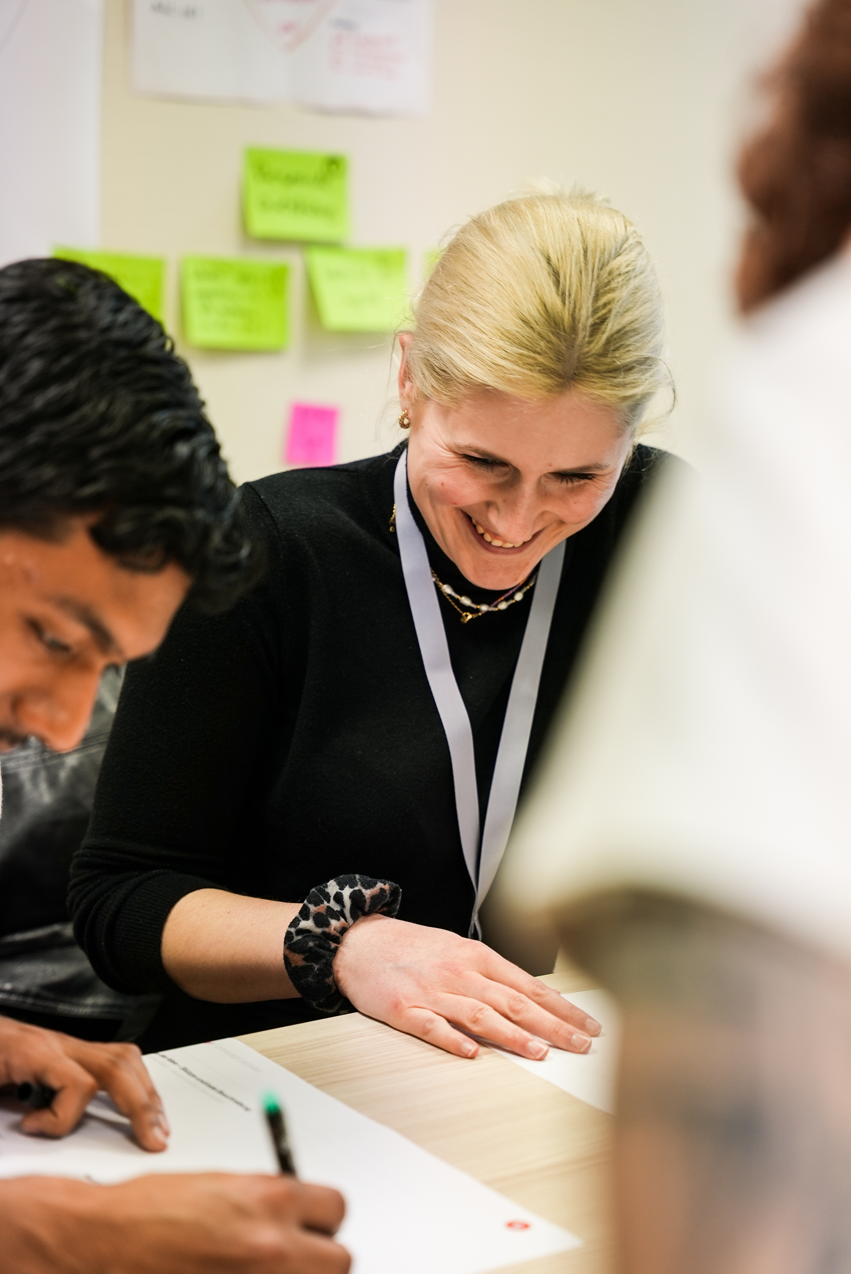 Zwei Personen am lachen und arbeiten