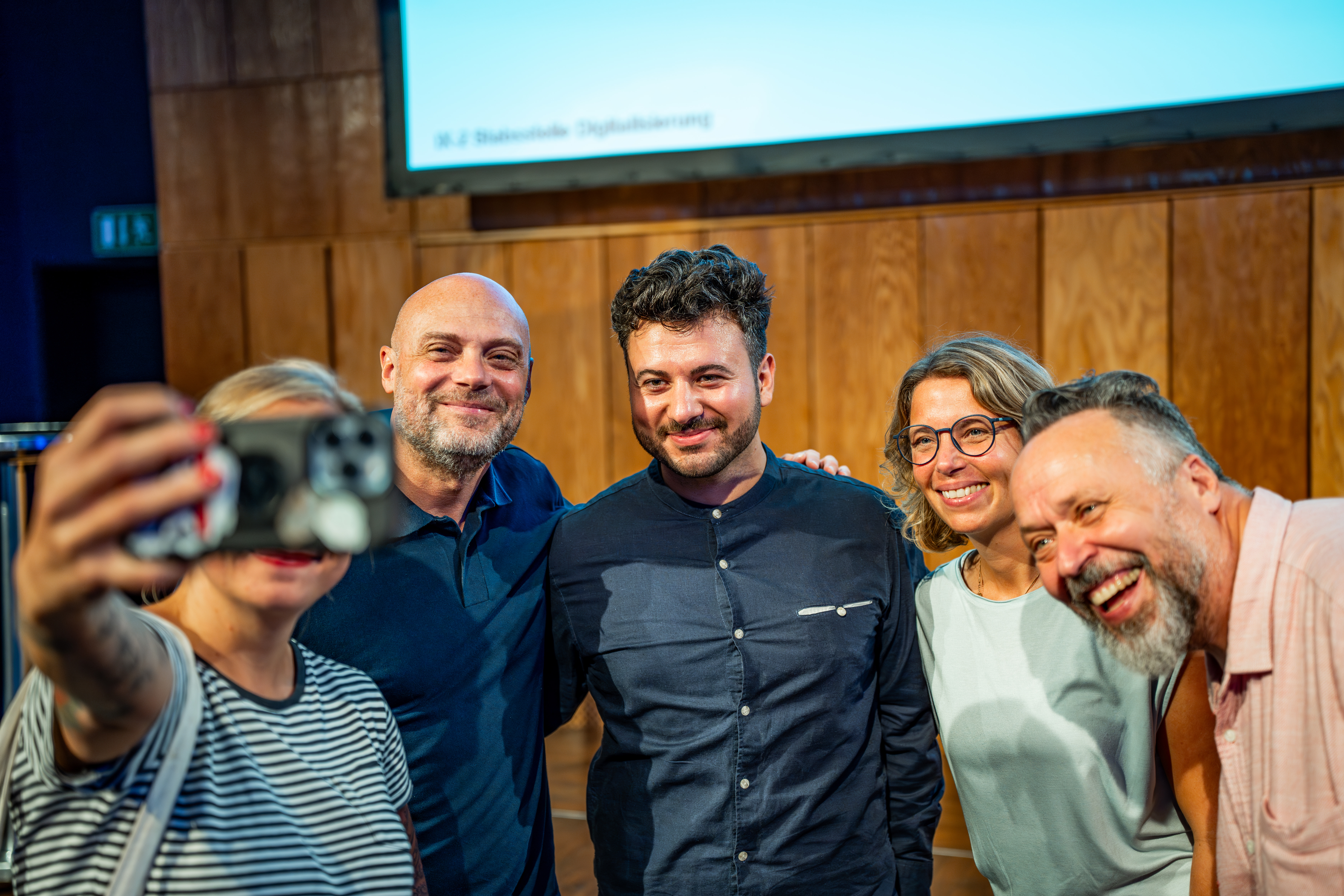 Fünf Personen, die ein Selfie machen