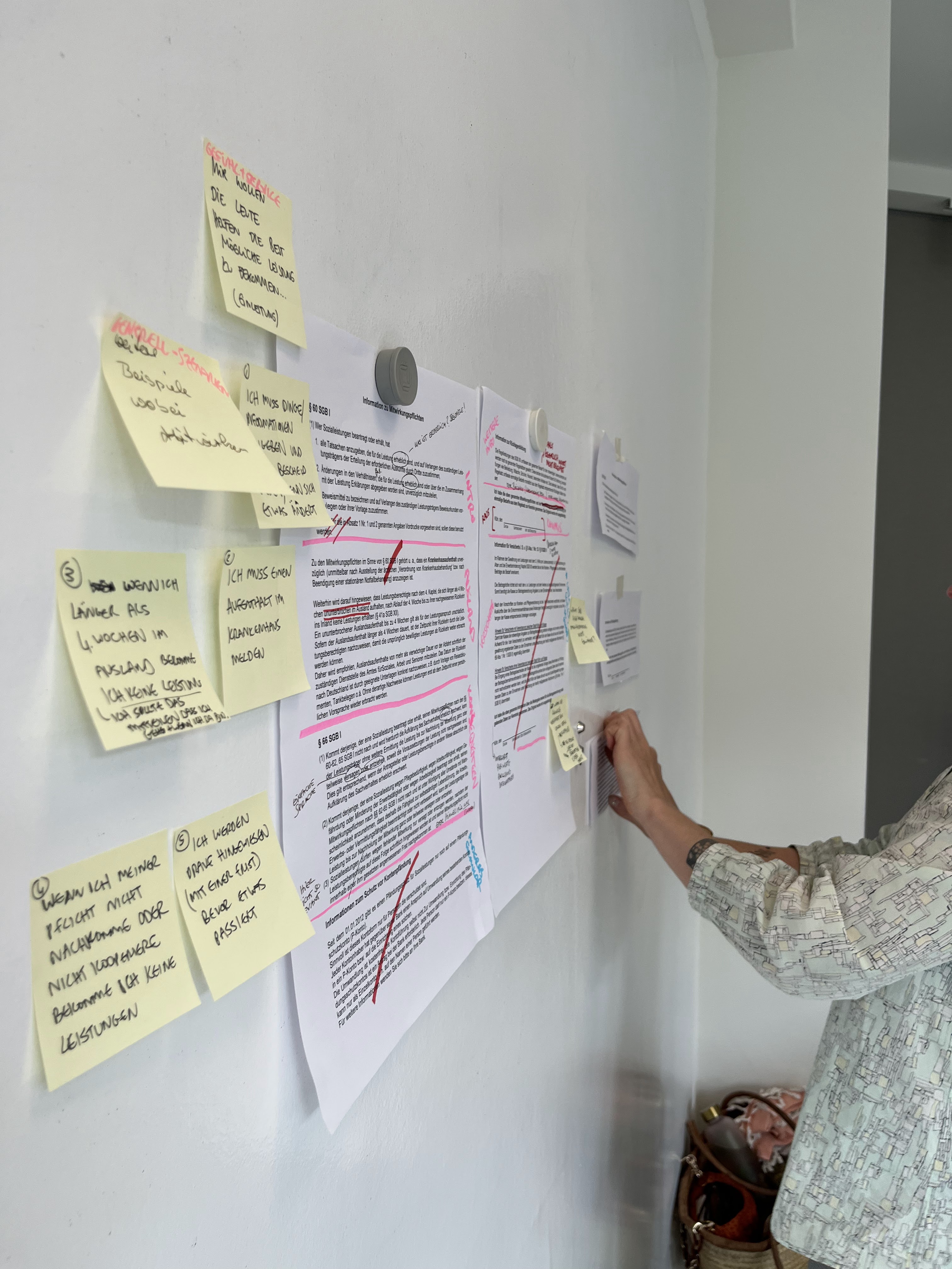 Foto von Formularen, die überarbeitet werden