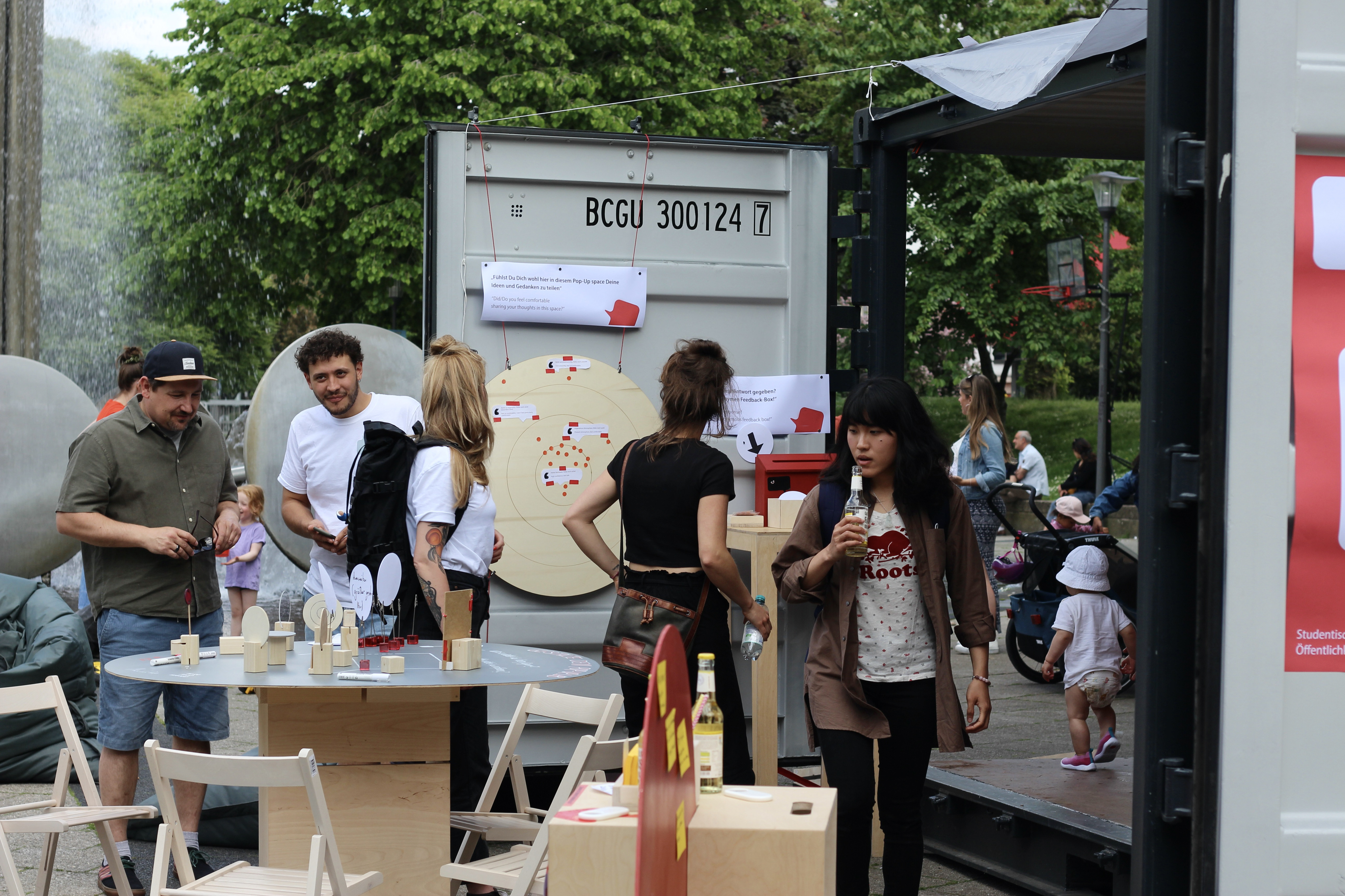 Studierende mit dem Pop Up Labor auf dem Ebertplatz