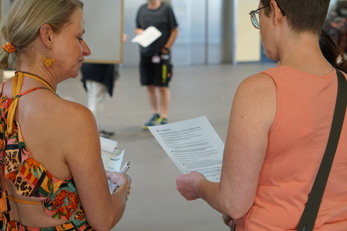 Foto von zwei Frauen mit einem Formular