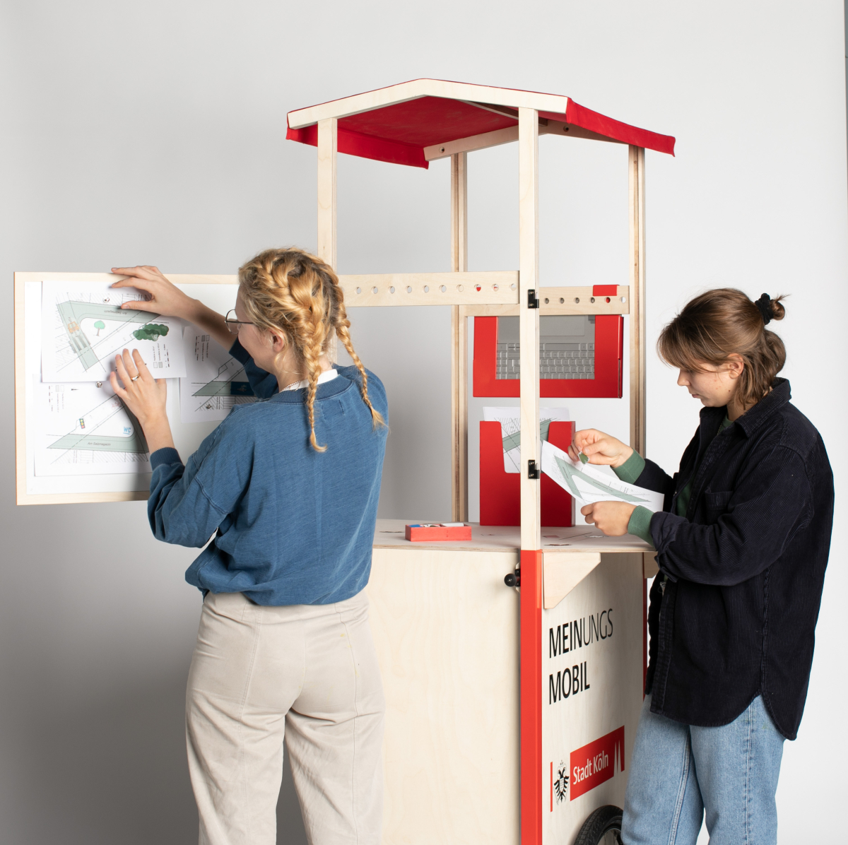 Foto Meinungsmobil mit zwei Personen